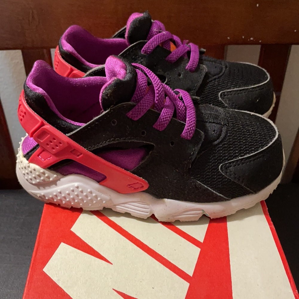 Girls nike air huarache size 8.
